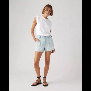 NWT Levi's Luxury Trip Short in Light Wash Linen Cotton Lightweight 27